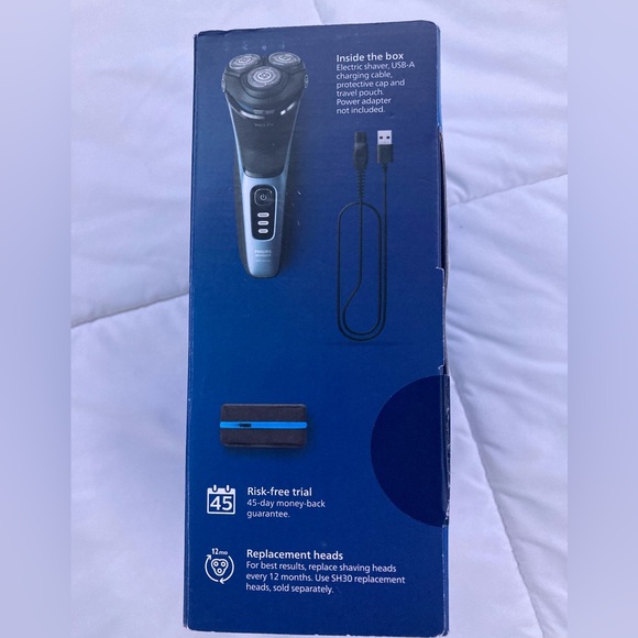 Philips Norelco Electric Shaver 3600 Series Wet and Dry with Travel Pouch - Picture 5 of 5